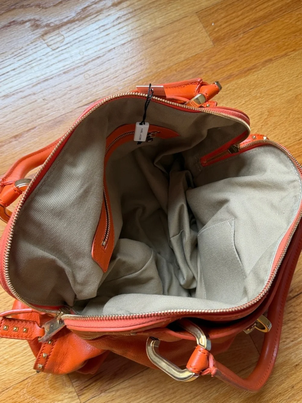 Marc Jacobs Mandarin Leather Shoulder Bag with Gold Hardware - Picture 4 of 10